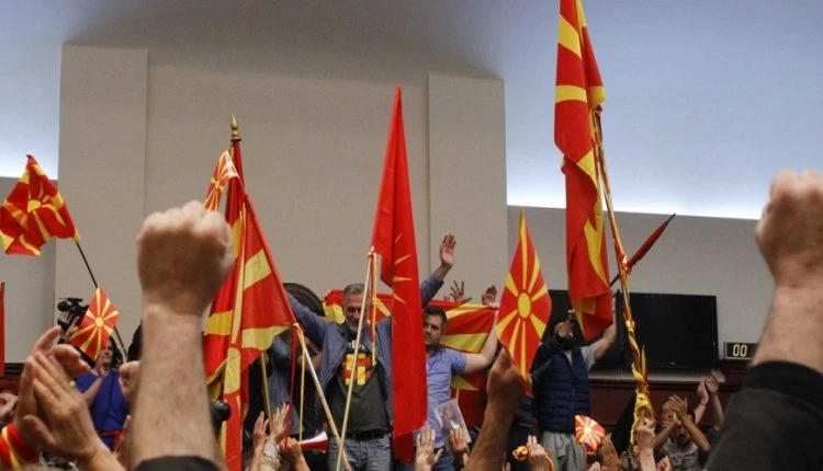 Ραγδαίες εξελίξεις στα Σκόπια: Εμφύλιος μεταξύ Αλβανών-Ζάεφ και Σλάβων-Γκρουέφσκι – Τράβηξαν το «χαλί» οι Ρώσοι;